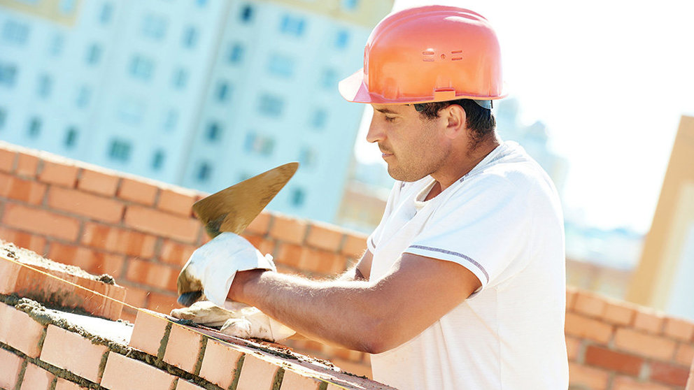 Imagen de un albañil colocando ladrillos durante la construcción de un edificio. ARCHIVO