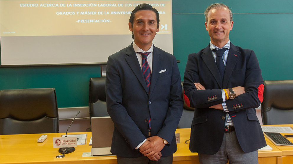 Roberto Cabezas, director de Career Services, y Txema Irasuegi, director de cuentas de Ikerfel, han presentado el estudio sobre inserción laboral de los graduados de la Universidad de Navarra. UNAV