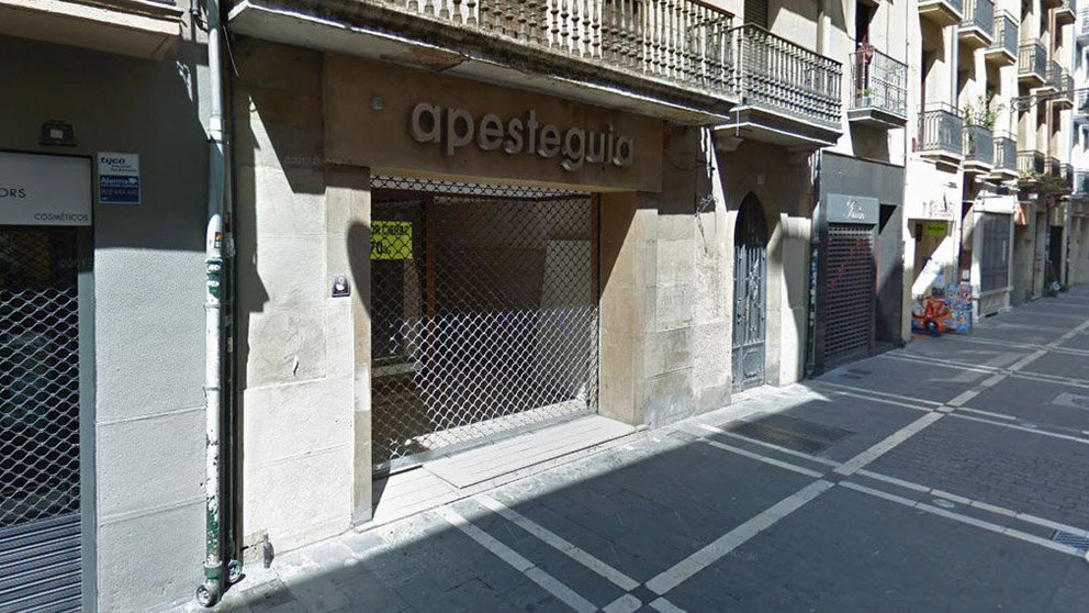 Inmueble del comercio Muebles Apesteguía, en la calle Mayor de Pamplona, que será derribado en el verano de 2018. ARCHIVO