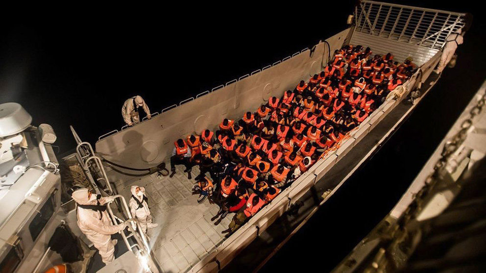 Imagen de los refugiados hacinados en la cubierta del Aquarius. EFE