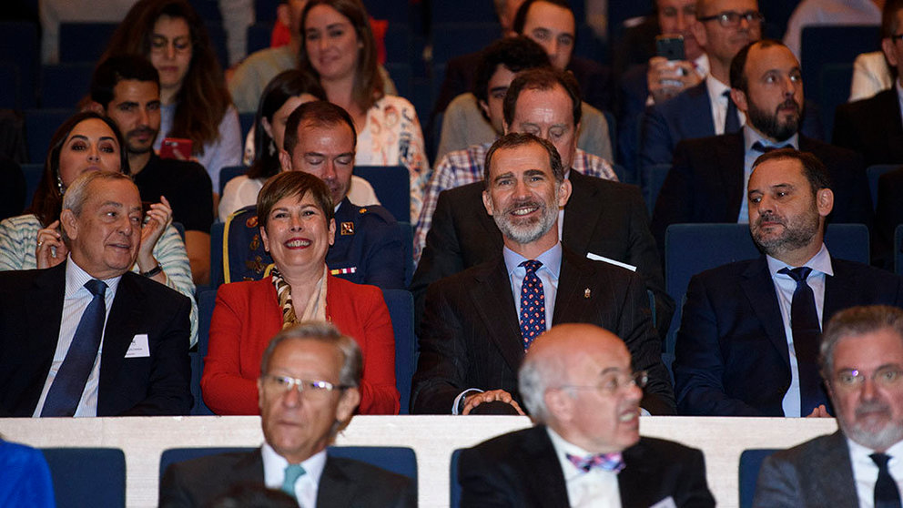 El Rey Felipe VI en su visita a Baluarte en Pamplona para el congreso internacional de arquitectura y sociedad junto con la presidenta del Gobierno de Navarra, Uxue Barkos. MIGUEL OSÉS_10
