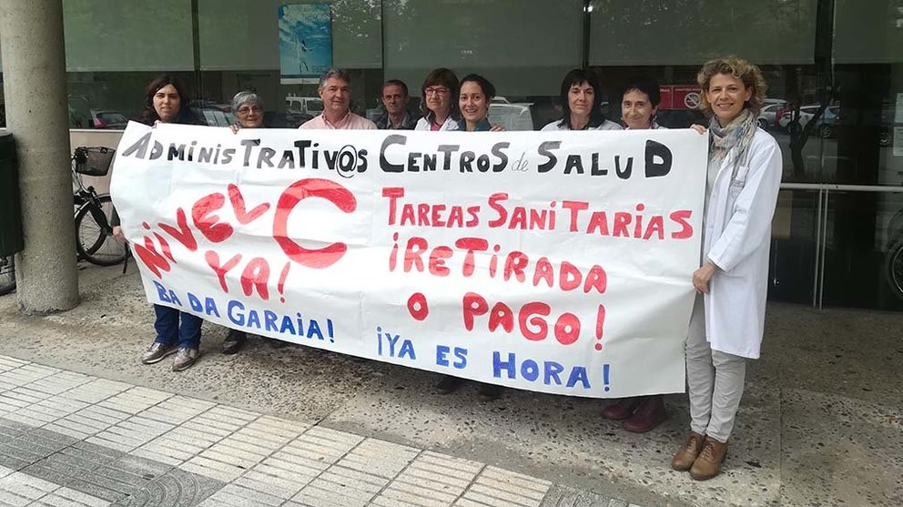 La protesta del personal administrativo frente al Centro de Salud de Iturrama