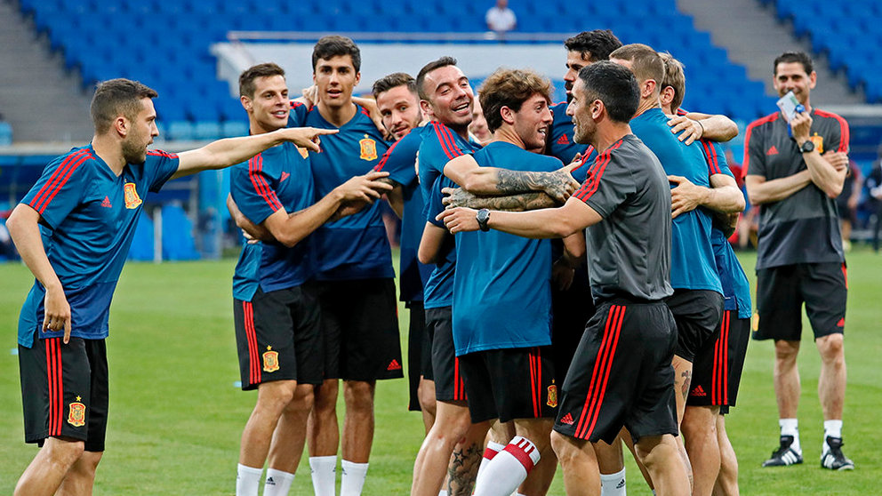 SPB03. Sochi (Russian Federation), 14/06/2018.- Spain&#39;s players attend a training session at Fisht Stadium in Sochi, Russia, 14 June 2018. Spain will face Portugal in the FIFA World Cup 2018 Group B preliminary round soccer match on 15 June 2018. (RESTRICTIONS APPLY: Editorial Use Only, not used in association with any commercial entity - Images must not be used in any form of alert service or push service of any kind including via mobile alert services, downloads to mobile devices or MMS messaging - Images must appear as still images and must not emulate match action video footage - No alteration is made to, and no text or image is superimposed over, any published image which: (a) intentionally obscures or removes a sponsor identification image; or (b) adds or overlays the commercial identification of any third party which is not officially associated with the FIFA World Cup). (España, Mundial de Fútbol, Rusia) EFE/EPA/RONALD WITTEK EDITORIAL USE ONLY EDITORIAL USE ONLY EDITORIAL USE ONLY EDITORIAL USE ONLY