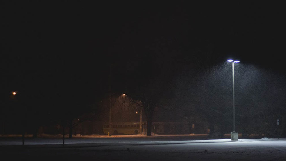 Una farola ilumina una calle oscura durante la noche ARCHIVO