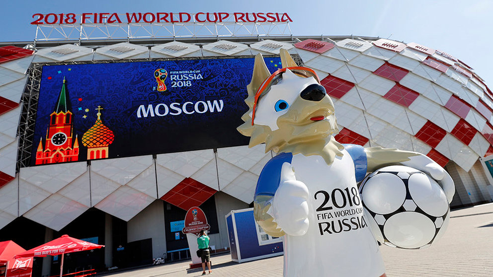 Moscow (Russian Federation), 15/06/2018.- A sculpture of Zabivaka, the official mascot of the FIFA World Cup 2018, stands in front of the Spartak Stadium in Moscow, Russia, 15 June 2018. Iceland and Argentina will play in the stadium 16 June in the FIFA World Cup 2018. (Mundial de Fútbol, Moscú, Rusia, Islandia) EFE/EPA/FELIPE TRUEBA
