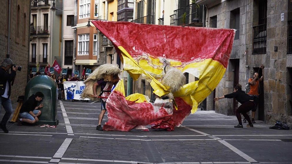 Rompen una enorme bandera de España con el escudo franquista durante la manifestación realizada por Ernai en Pamplona por la libertad de los agresores de Alsasua. PABLO LASAOSA