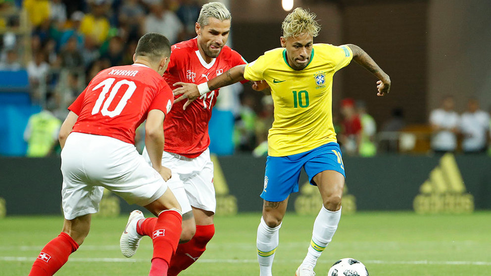 Rostov-on-don (Russian Federation), 17/06/2018.- Neymar (R) of Brazil and Valon Behrami (C) of Switzerland in action during the FIFA World Cup 2018 group E preliminary round soccer match between Brazil and Switzerland in Rostov-On-Don, Russia, 17 June 2018.