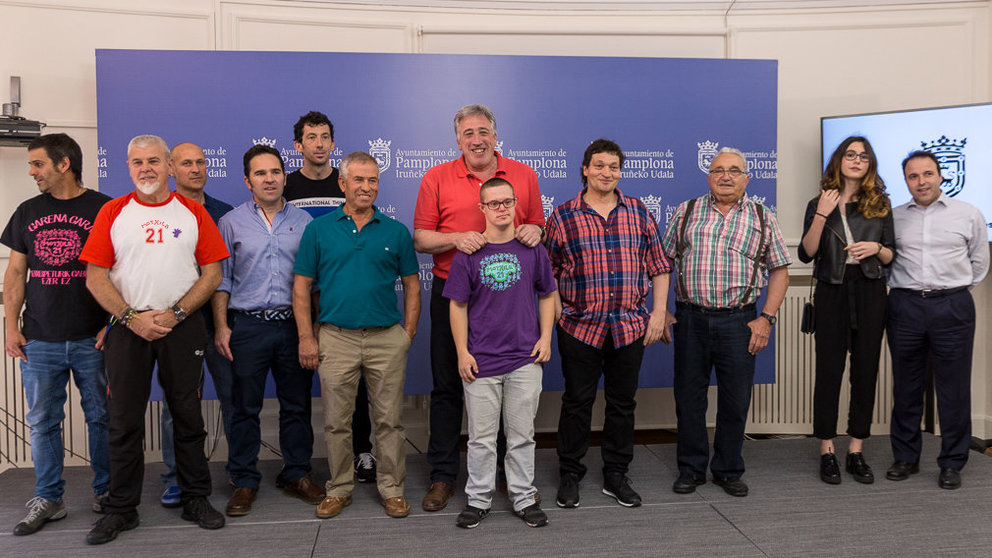 Encuentro del alcalde de Pamplona con las cuatro candidaturas a lanzar el chupinazo 2018, el pastor &#39;Rastrojo&#39;, Chrisalys Nafarroa, Motxila 21 y Los Amigos del Arte. IÑIGO ALZUGARAY