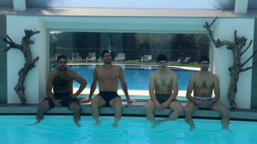 Los pelotaris de Asegarce en la piscina del hotel Villa de Laguardia. Cedida.