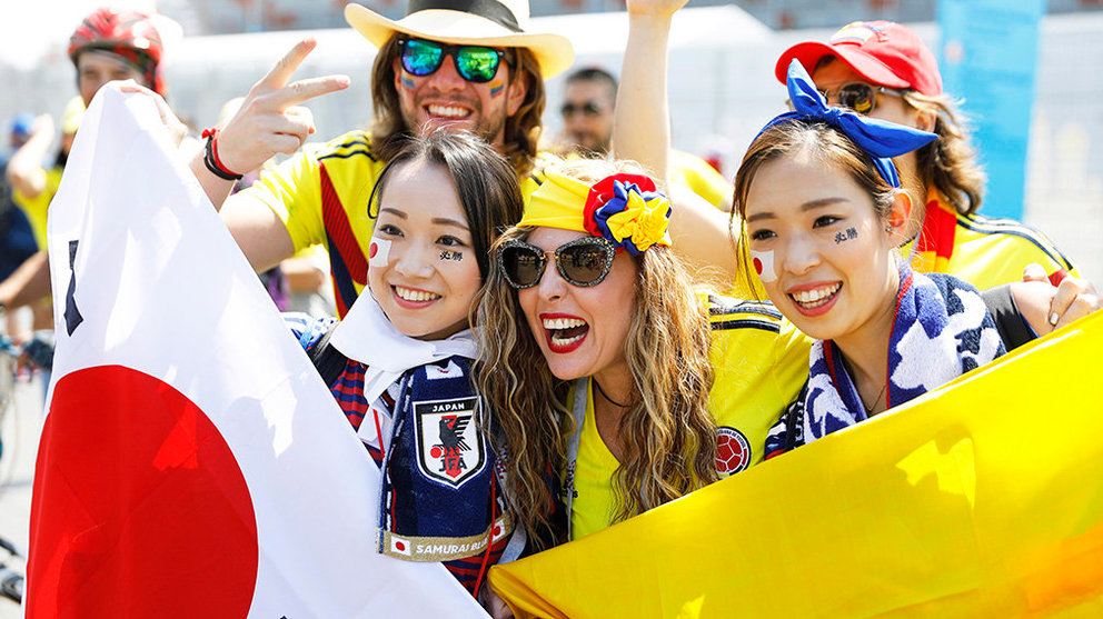 Saransk (Russian Federation), 19/06/2018.- Supporters of Colombia and Japan arrive for the FIFA World Cup 2018 group H preliminary round soccer match between Colombia and Japan in Saransk, Russia, 19 June 2018. (RESTRICTIONS APPLY: Editorial Use Only, not used in association with any commercial entity - Images must not be used in any form of alert service or push service of any kind including via mobile alert services, downloads to mobile devices or MMS messaging - Images must appear as still images and must not emulate match action video footage - No alteration is made to, and no text or image is superimposed over, any published image which: (a) intentionally obscures or removes a sponsor identification image; or (b) adds or overlays the commercial identification of any third party which is not officially associated with the FIFA World Cup) (Mundial de Fútbol, Rusia, Japón) EFE/EPA/ERIK S. LESSER EDITORIAL USE ONLY