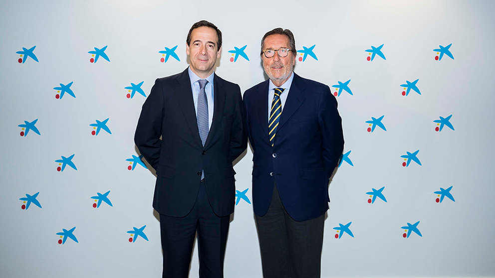 De izquierda a derecha, Gonzalo Gortázar y Antoni Vila, consejero delegado de CaixaBank y presidente de MicroBank