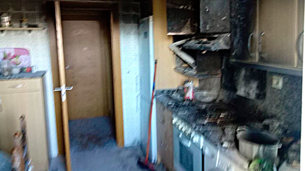 Estado en el que ha quedado la cocina incendiada en el barrio pamplonés de La Milagrosa. BOMBEROS