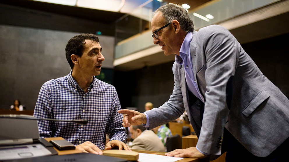 Rubén Velasco (Podemos) y Adolfo Araiz (Bildu) durante la sesión Parlamentaria. MIGUEL OSÉS