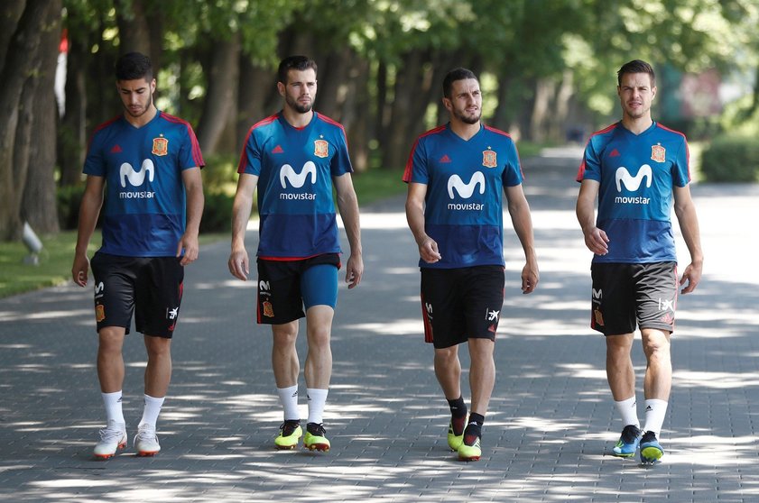Los jugadores de la selección española de fútbol pasean bajo el sol en Krasnodar. EFE.