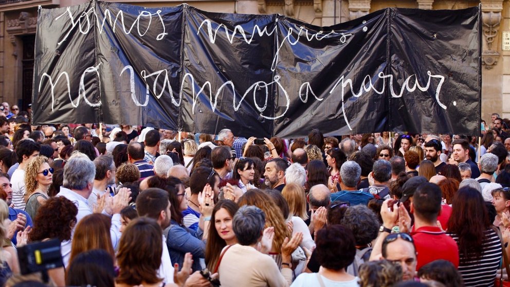 Concentración en la Plaza Consistorial de Pamplona tras hacerse pública la puesta en libertad de &#39;La Manada&#39;. IÑIGO ALZUGARAY