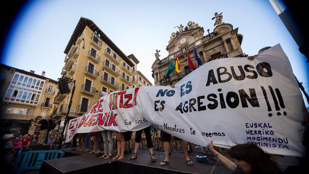Concentración en la Plaza del Castillo de Pamplona en repulsa por la puesta en libertad condicional de los violadores de 'La Manada' (13). IÑIGO ALZUGARAY