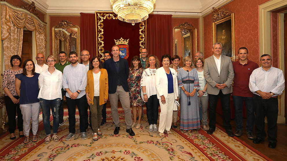 Recepción al Club de Tenis Pamplona en el Ayuntamiento. Cedida.