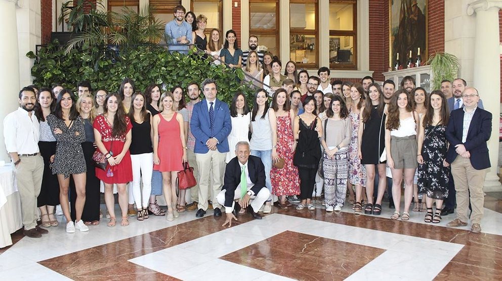 Los nuevos médicos residentes en Navarra posan junto a miembros de la Junta Directiva del Colegio CEDIDA