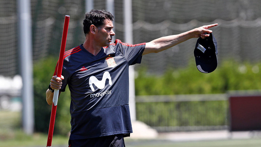 El entrenador de la selección española, Fernando Hierro, dirige un entrenamiento para los suplentes un día después de que España se impusiera a Irán por 0-1  EFE/RFEF/ Carmelo Rubio.