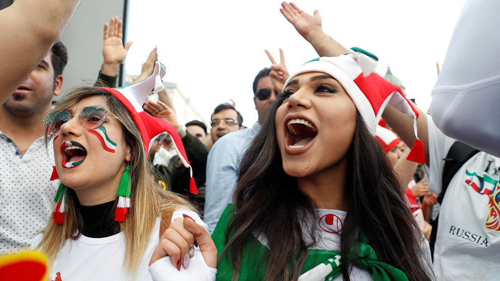 Aficionadas iraníes animan durante la transmisión del partido inaugural del Mundial de Rusia 2018 entre Rusia y Arabia Saudita. 14 de junio de 2018, en la Fan Fest en San Petersburgo (Rusia). EFE/Juan Herrero.