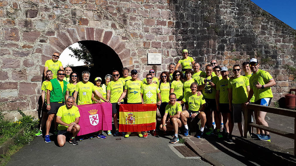 El grupo de 32 personas que ha iniciado la marcha hacia Santiago de Compostela contra el cáncer