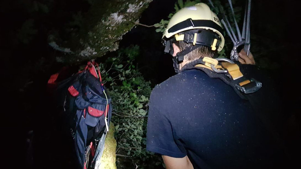 Los bomberos rescatan en Urzainqui a un parapentista colgado de un árbol BOMBEROS DE NAVARRA