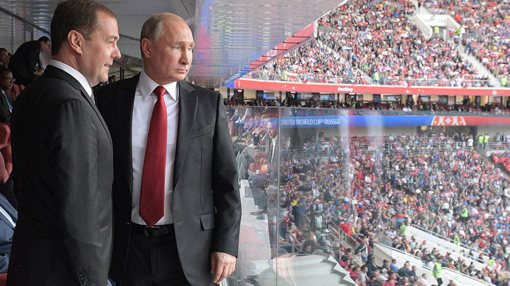 Dmitry Medvedev y Vladimir Putin viendo un partido del Mundial 2018 en Rusia. EFE.