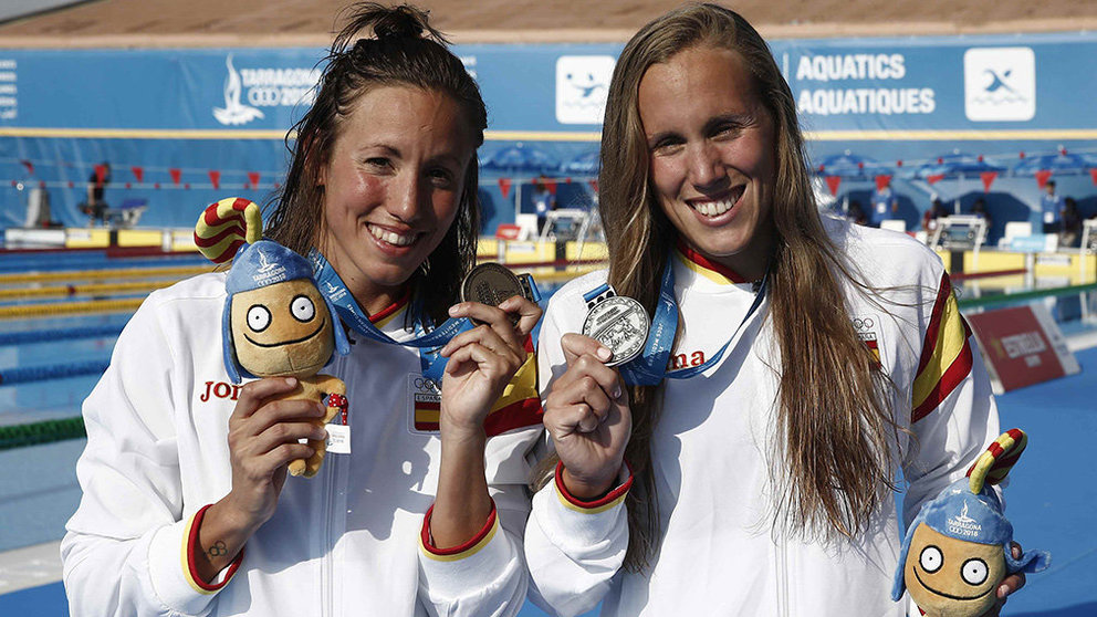 Jessica Vall y Marina García con sus medallas en los Juegos Mediterráneos 2018. EFE.