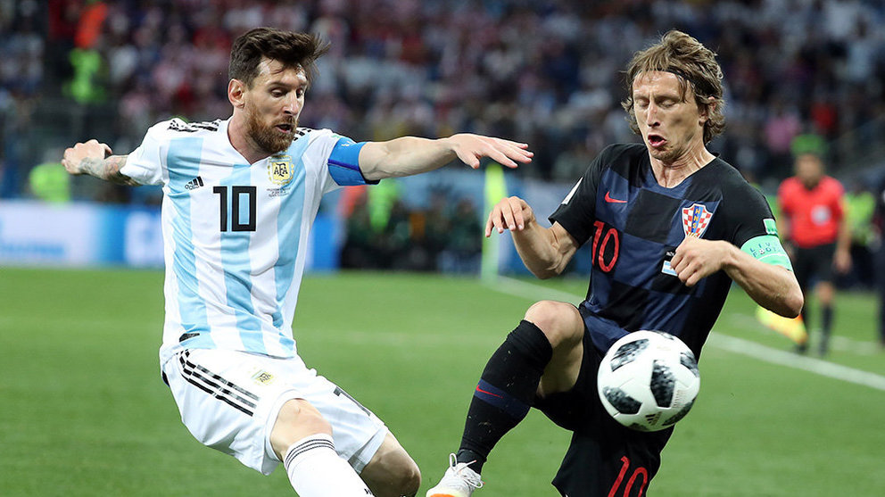 Nizhny Novgorod (Russian Federation), 21/06/2018.- Lionel Messi of Argentina (L) and Luka Modric of Croatia in action during the FIFA World Cup 2018 group D preliminary round soccer match between Argentina and Croatia in Nizhny Novgorod, Russia, 21 June 2018. (RESTRICTIONS APPLY: Editorial Use Only, not used in association with any commercial entity - Images must not be used in any form of alert service or push service of any kind including via mobile alert services, downloads to mobile devices or MMS messaging - Images must appear as still images and must not emulate match action video footage - No alteration is made to, and no text or image is superimposed over, any published image which: (a) intentionally obscures or removes a sponsor identification image; or (b) adds or overlays the commercial identification of any third party which is not officially associated with the FIFA World Cup). (Croacia, Mundial de Fútbol, Rusia) EFE/EPA/VASSIL DONEV EDITORIAL USE ONLY EDITORIAL USE ONLY