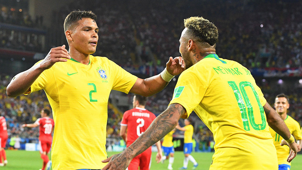 Thiago Silva y Neymar celebran el segundo gol de la selección de Brasil, ante Serbia en el Mundial 2018. EFE/EPA/FACUNDO ARRIZABALAGA.