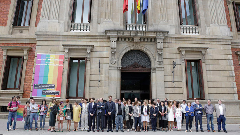 El Parlamento de Navarra celebra el Día del Orgullo LGTBI con una concentración frente a la Cámara foral, donde se ha colcoado una bandera arcoiris Foto PARLAMENTO DE NAVARRA