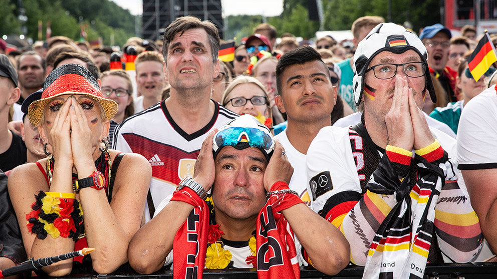 Aficionados de la selección de Alemania observan con decepción la eliminación de su equipo en el Mundial 2018. EFE/EPA/OMER MESSINGER
