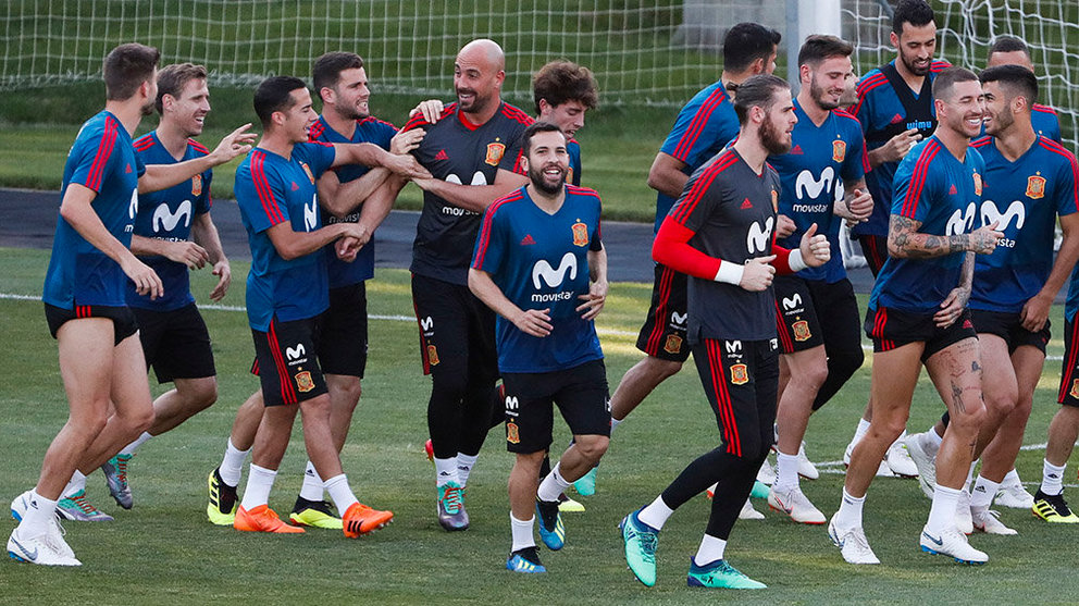 Los jugadores de la selección española de fútbol participan en un entrenamiento del equipo en Krasnodar. EFE/Javier Etxezarreta