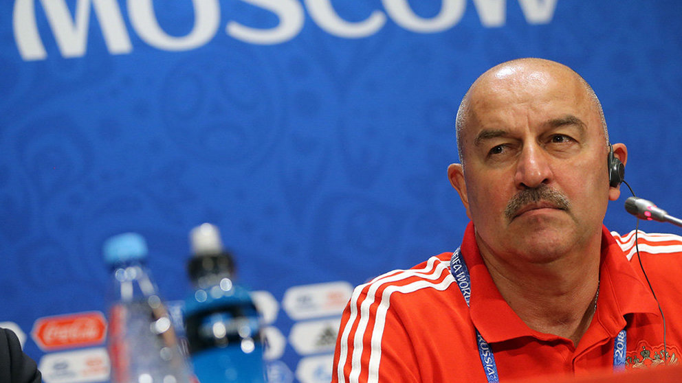 ABD04. Moscow (Russian Federation), 30/06/2018.- Russia's head coach Stanislav Cherchesov attends a press conference at Luzhniki Stadium in Moscow, Russia, 30 June 2018. Russia will face Spain in the FIFA World Cup 2018, round of 16 soccer match on 01 July 2018. (España, Mundial de Fútbol, Moscú, Rusia) EFE/EPA/ABEDIN TERKENAREH