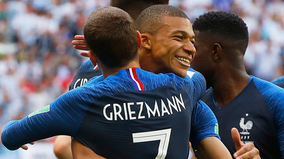 Kazan (Russian Federation), 30/06/2018.- Antoine Griezmann (L) of France celebrates with team mate Kylian Mbappe after scoring the 1-0 lead from the penalty spot during the FIFA World Cup 2018 round of 16 soccer match between France and Argentina in Kazan, Russia, 30 June 2018. (RESTRICTIONS APPLY: Editorial Use Only, not used in association with any commercial entity - Images must not be used in any form of alert service or push service of any kind including via mobile alert services, downloads to mobile devices or MMS messaging - Images must appear as still images and must not emulate match action video footage - No alteration is made to, and no text or image is superimposed over, any published image which: (a) intentionally obscures or removes a sponsor identification image; or (b) adds or overlays the commercial identification of any third party which is not officially associated with the FIFA World Cup) (Mundial de Fútbol, Rusia, Francia) EFE/EPA/DIEGO AZUBEL EDITORIAL USE ONLY