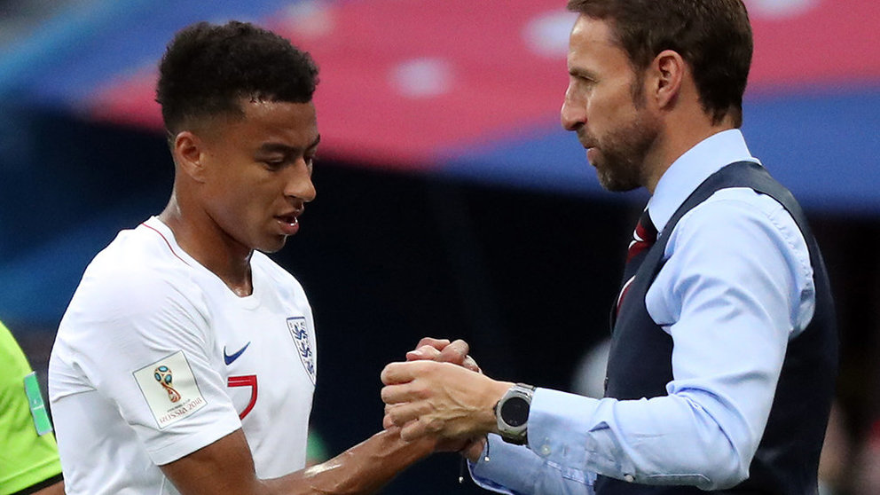 Nizhny Novgorod (Russian Federation), 24/06/2018.- England's manager Gareth Southgate (R) reacts with his player Jesse Lingard after his substitution during the FIFA World Cup 2018 group G preliminary round soccer match between England and Panama in Nizhny Novgorod, Russia, 24 June 2018. (RESTRICTIONS APPLY: Editorial Use Only, not used in association with any commercial entity - Images must not be used in any form of alert service or push service of any kind including via mobile alert services, downloads to mobile devices or MMS messaging - Images must appear as still images and must not emulate match action video footage - No alteration is made to, and no text or image is superimposed over, any published image which: (a) intentionally obscures or removes a sponsor identification image; or (b) adds or overlays the commercial identification of any third party which is not officially associated with the FIFA World Cup) (Mundial de Fútbol, Inglaterra, Rusia) EFE/EPA/VASSIL DONEV EDITORIAL USE ONLY