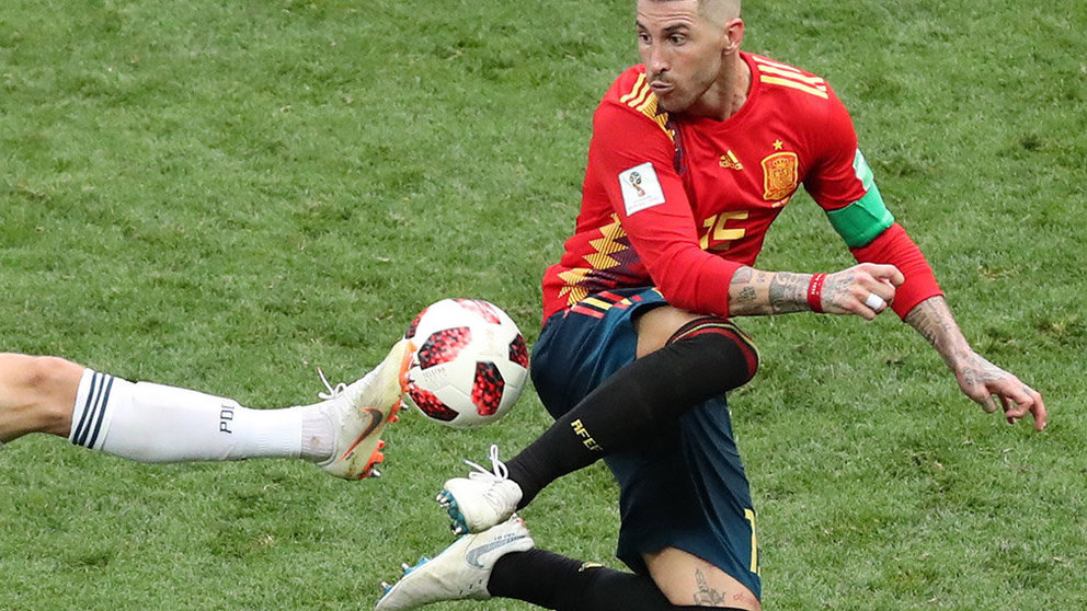 Moscow (Russian Federation), 01/07/2018.- Sergio Ramos of Spain in action during the FIFA World Cup 2018 round of 16 soccer match between Spain and Russia in Moscow, Russia, 01 July 2018. (RESTRICTIONS APPLY: Editorial Use Only, not used in association with any commercial entity - Images must not be used in any form of alert service or push service of any kind including via mobile alert services, downloads to mobile devices or MMS messaging - Images must appear as still images and must not emulate match action video footage - No alteration is made to, and no text or image is superimposed over, any published image which: (a) intentionally obscures or removes a sponsor identification image; or (b) adds or overlays the commercial identification of any third party which is not officially associated with the FIFA World Cup) (España, Mundial de Fútbol, Moscú, Rusia) EFE/EPA/ABEDIN TAHERKENAREH EDITORIAL USE ONLY