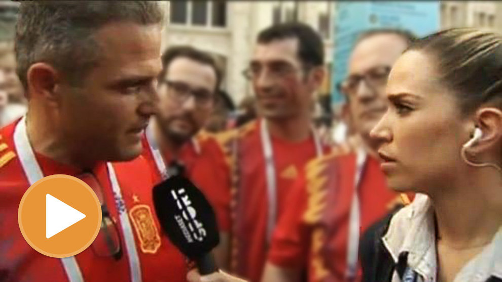 Momento de la entrevista de María Gomez a un aficionado tras la derrota de España en el Mundial