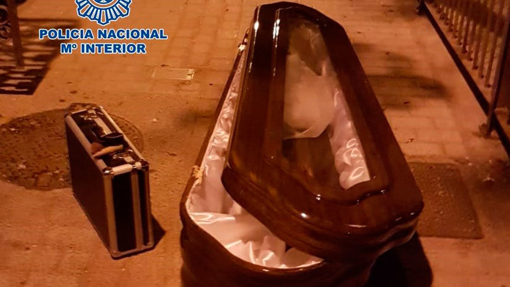El ataúd y el maletín de tanatoestético robados de un coche fúnebre. POLICÍA NACIONAL