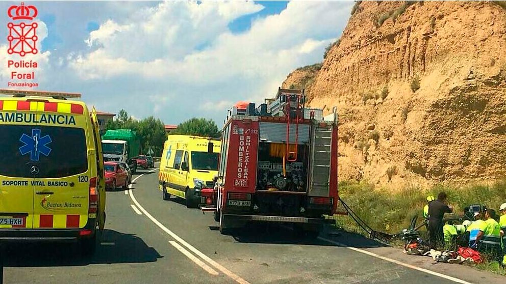 Varias ambulancias y bomberos de Peralta atienden el accidente mortal ocurrido en Azagra PF