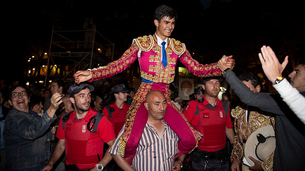 Francisco de Manuel abre la puerta grande en la novilla de la Feria del Toro de Sanfermines. PABLO LASAOSA