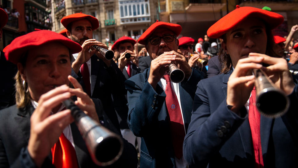 Los gaiteros salen de la Plaza del Ayuntamiento de Pamplona tras el lanzamiento del chupinazo. MIGUEL OSÉS 0041