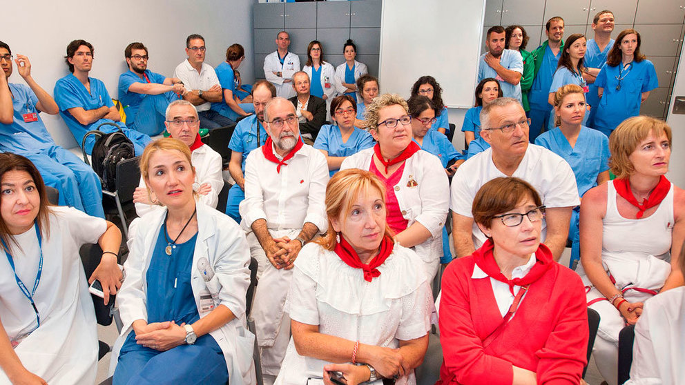 El equipo médico del Complejo Hospitalario de Navarra ve a través de la televisión el primer encierro de San Fermín 2018. GOBIERNO DE NAVARRA