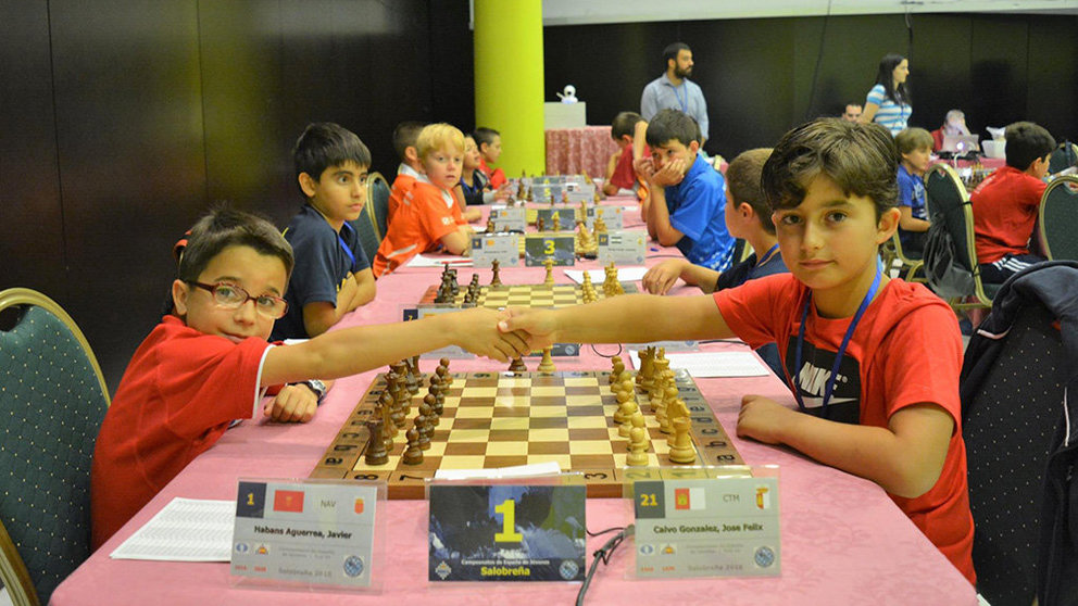 Javier Habans le da la mano a su rival en el campeonato de España de ajedrez sub-10. Cedida.