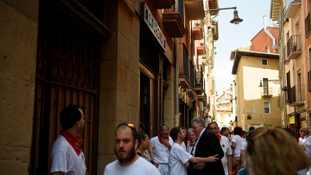 El alcalde de Pamplona, Joseba Asirón, entra a almorzar en la sociedad Laurendi