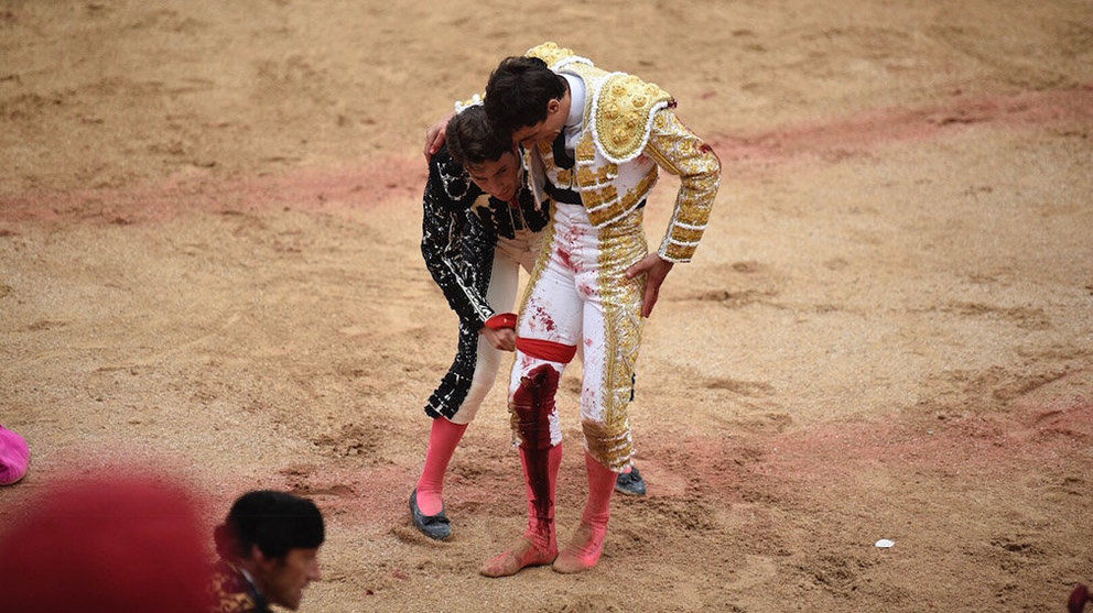 Paco Ureña entra en el burladero tras recibir una cornada en la pierna al entrar a matar a su segundo toro PABLO LASAOSA 1