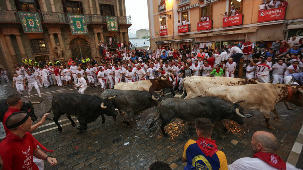 El encierro del 8 de julio de la ganadería José Escolar a su paso por la Plaza del Ayuntamiento. Alejandro Velasco-1 (13)