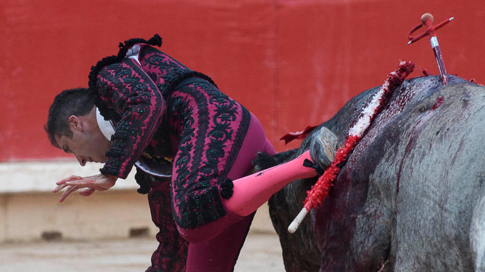 Javier Castaño sufre una cornada al entrar a matar a su segundo toro de Escolar en la segunda corrida de la Feria del Toro PABLO LASAOSA 2