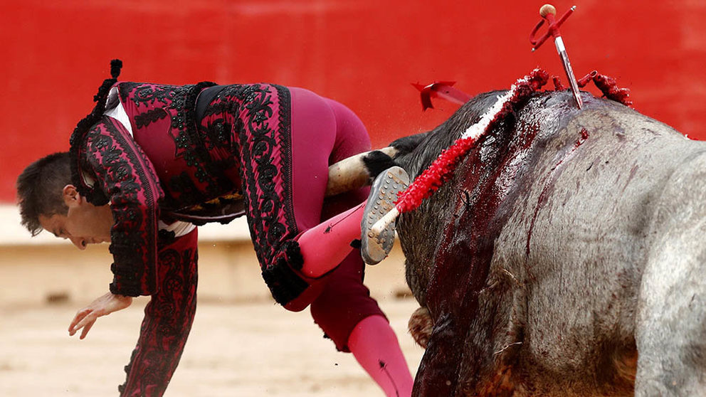 El torero leonés Javier Castaño es corneado por el segundo de su lote, durante la cuarta corrida de abono de la Feria del Toro celebrada esta tarde en la plaza de toros de Pamplona con motivo de las fiestas de San Fermín. EFE/Villar López