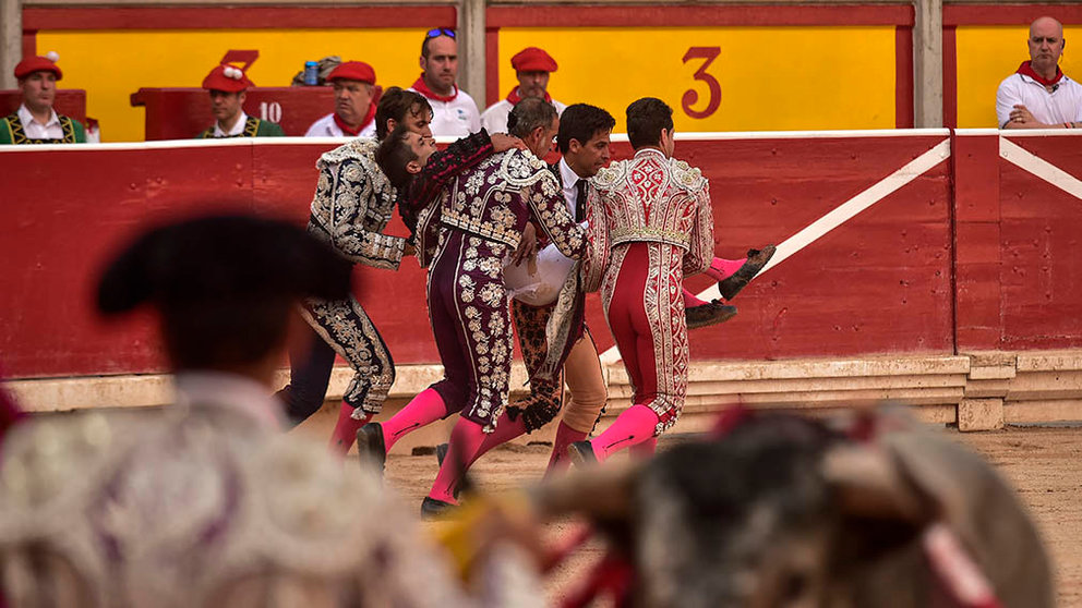 Javier Castaño sufre una cornada al entrar a matar a su segundo toro de Escolar en la segunda corrida de la Feria del Toro ÁLVARO BARRIENTOS